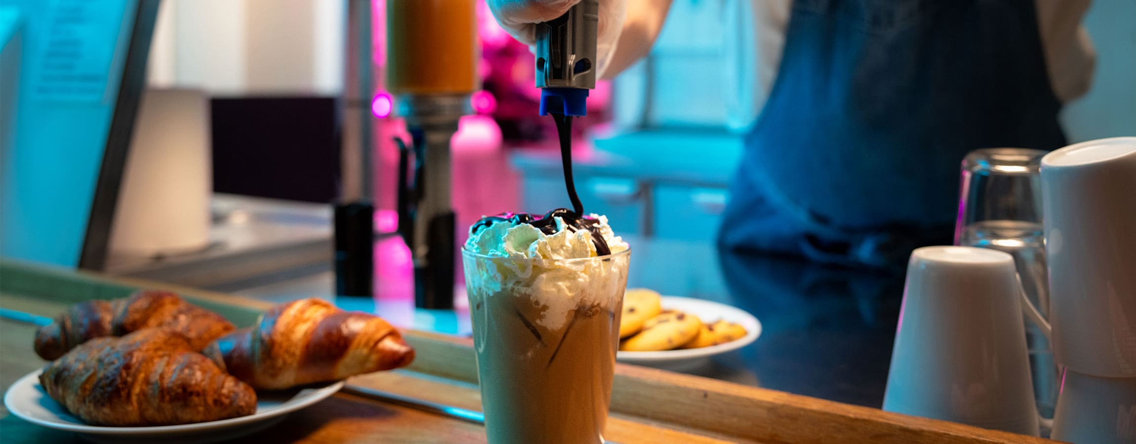 Dispensing chocolate sauce on a frappe with portion pump MAX