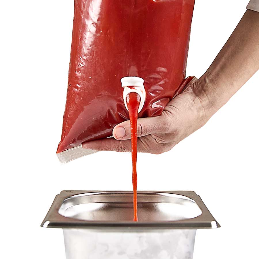 Snap-cap, pouring ketchup in a open GN-pan